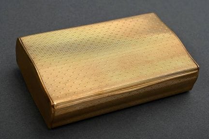 Boîte rectangulaire bombée en or jaune 750, ornée 