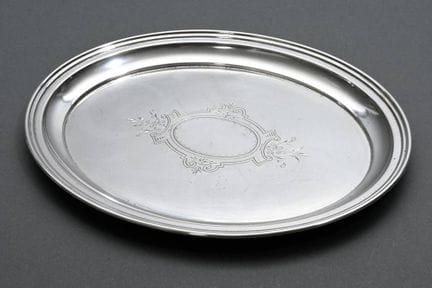 Vassoio ovale con cartiglio inciso, 1900 circa, ar