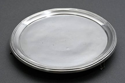 Piccolo vassoio antico dal design sobrio, su tre p