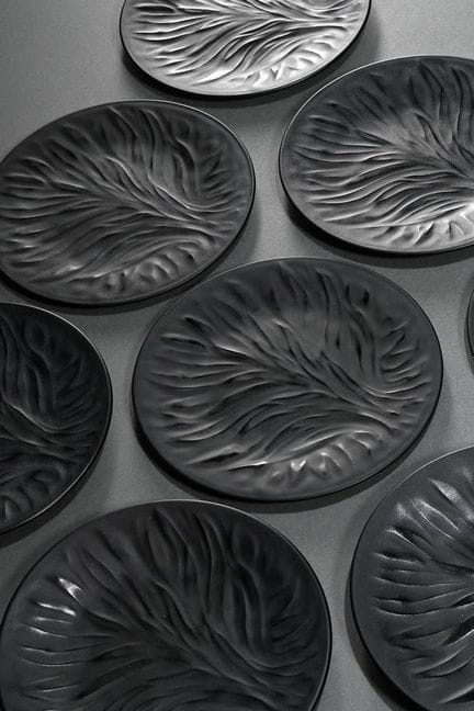 8只拉利克（Lalique）“Algues Noir”系列哑光黑玻璃盘，直径19.5厘米，背面有签名