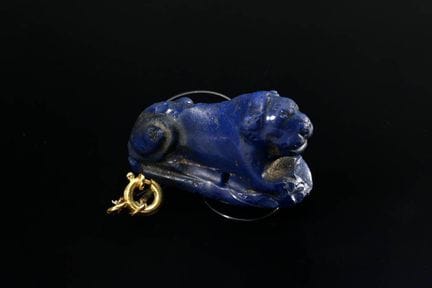 Amulette égyptienne antique « Lion couché », verre