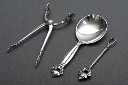 3 乔治·詹森（Georg Jensen）“Acorn”系列套装，含糖块夹、奶油勺和甜味剂夹，设计师