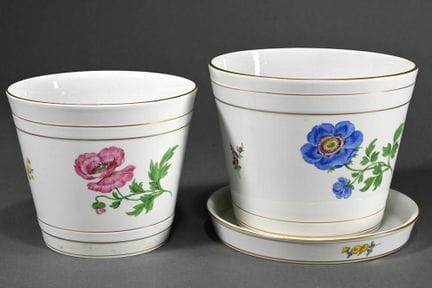 2 cache-pots de Meissen de forme conique, ornés d'
