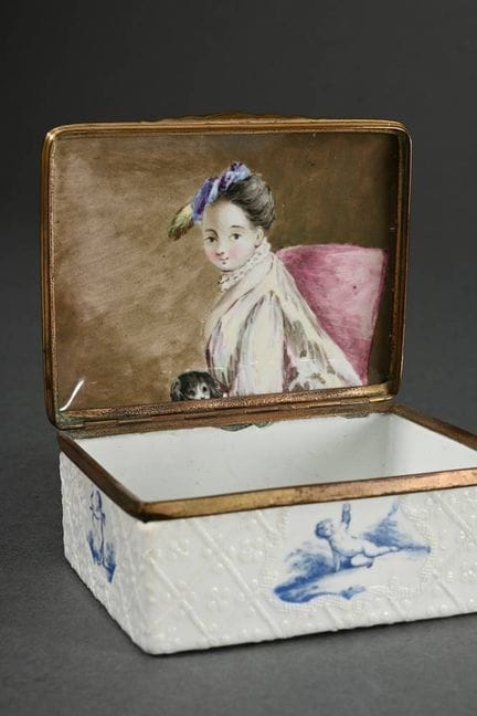 Tabatières rectangulaires en émail représentant de