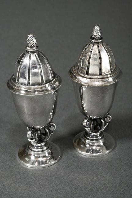 一对乔治·詹森（Georg Jensen）“橡果”（Acorn）盐罐，设计师：约翰·罗德（Johan