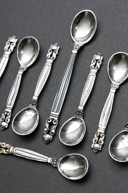 8 几把乔治·詹森（Georg Jensen）“橡果”（Acorn）系列盐勺，设计师：约翰·罗德（J