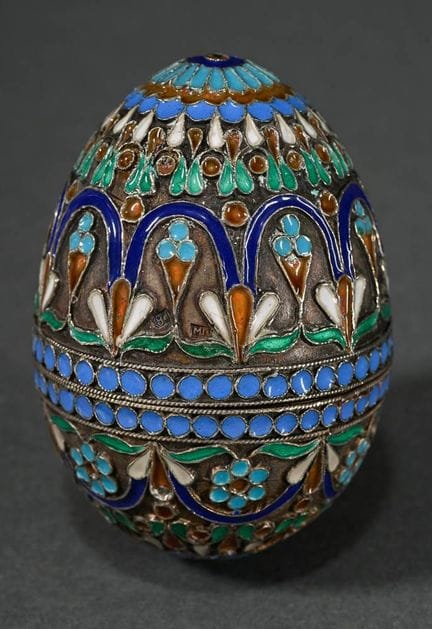 Boîte russe en forme d'œuf en cloisonné, avec déco