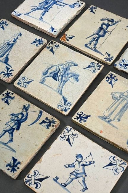 9 piastrelle varie con decorazioni in blu sotto sm
