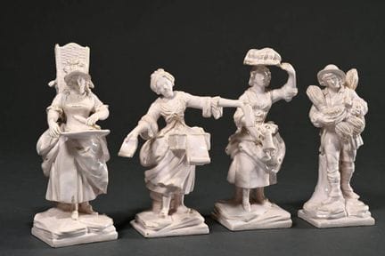 4 statuine in maiolica smaltata color crema “Cries