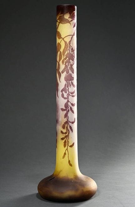 Vaso a stelo Gallé “Glicine” con corpo rotondo e p