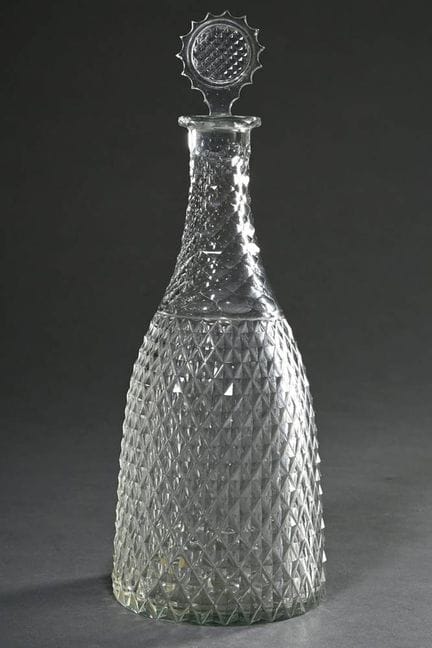 “Empire”款水瓶，各面均饰有石纹刻面，约1800年，高28厘米，瓶塞保存状况极佳。
