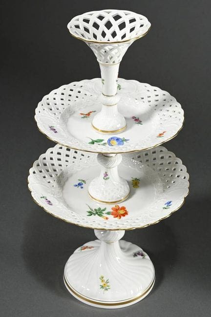 Étagère de Meissen à deux niveaux, surmontée de va