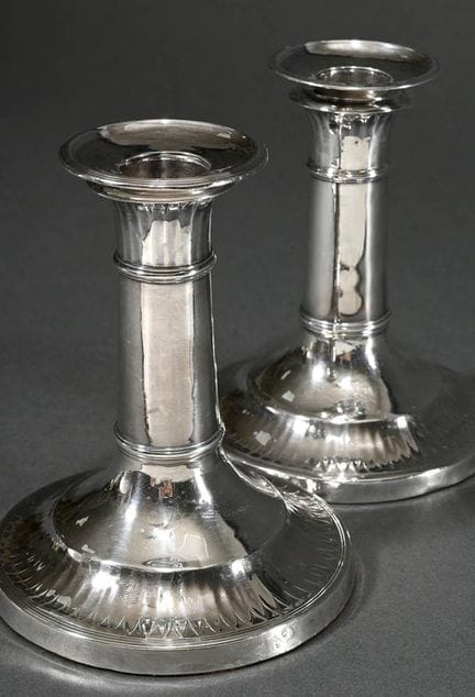 Coppia di piccoli candelieri dal design semplice, 