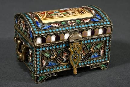 Coffret russe en cloisonné avec couvercle bombé et