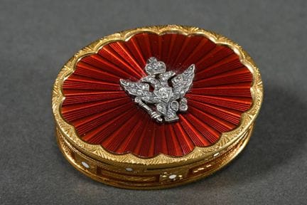 Boîte ovale russe en or, avec émail guilloché roug