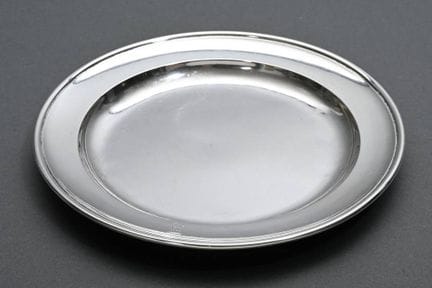 Piatto dal design sobrio con monogramma “H” inciso