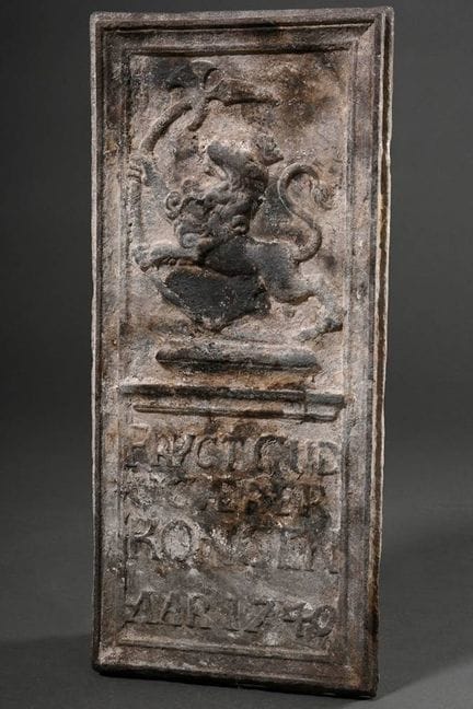 Plaque de poêle ancienne en fonte, ornée d'un déco