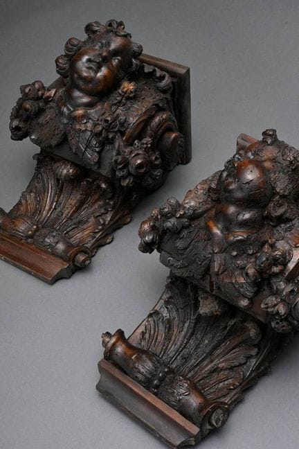 Paire de consoles baroques de grande qualité en fo