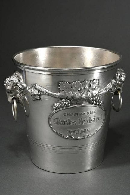 Seau à champagne argenté, orné d'un décor en relie