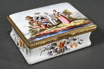 Tabatières rectangulaires en émail, ornées d'une s