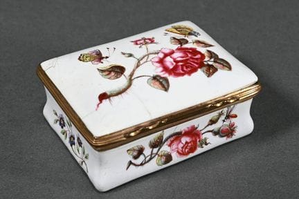 Tabatières rectangulaires bombées en émail, ornées