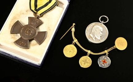 3 各类军事藏品：符腾堡州公共福利威廉十字勋章（带绶带），附原装勋章盒； 585黄金微型燕尾服链，配