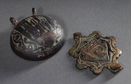 2 pendentifs médiévaux en bronze pour clochettes e