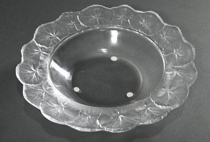 Grande ciotola Lalique con bordo in rilievo satina