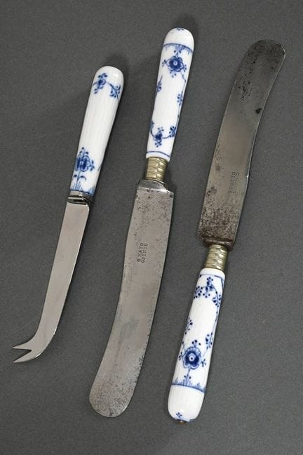 3 把各式刀具，配有皇家哥本哈根“Musselmalet”刀柄，刀身由乔治·詹森（Georg Jen