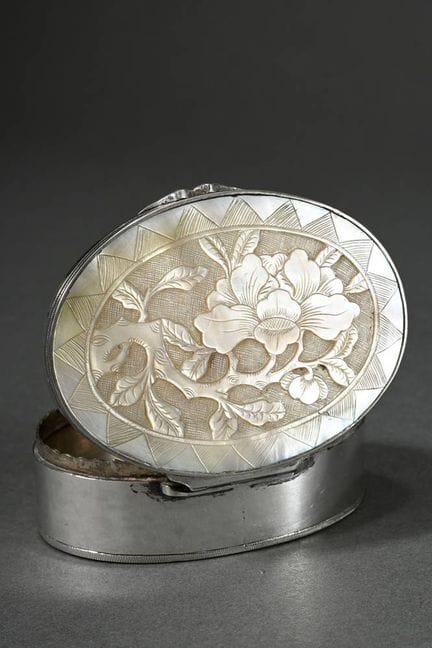 Tabatière ancienne avec un corps ovale en argent e