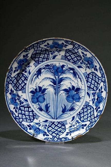 Grande piatto di Delft con decorazioni floreali in