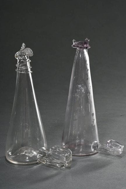 2 件各式古董玻璃鸟饮水器，顶部饰有立体“鸟”形装饰，底部为高凸底，19世纪，高16.2/16.8厘