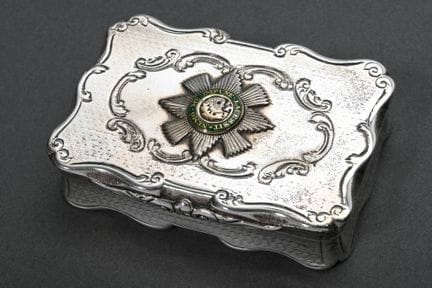 Tabatière victorienne à formes multiples, ornée d'