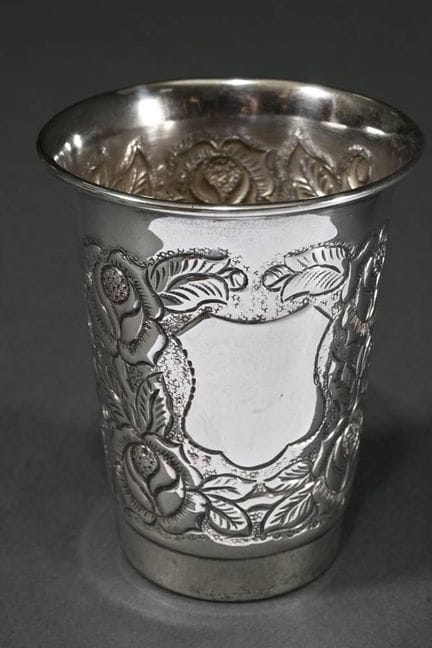Tazza conica con pareti decorate con motivi florea