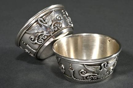 Paire de salières de style Empire ornées de relief