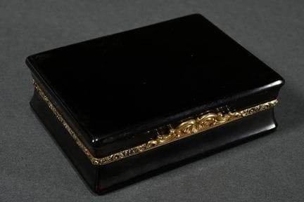 Tabatière en écaille foncée, aux parois rectangula