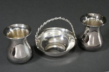 3 pezzi vari: vasi e cestini con manico in stile M