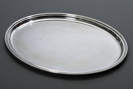 Grande vassoio ovale con bordo scanalato, dal desi