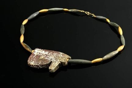 Collier égyptien antique orné d'un grand œil d'Hor