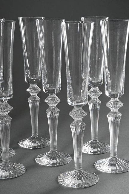 9只Baccarat“Mille Nuits Flutissimo”香槟杯，高29.5厘米，杯底有签