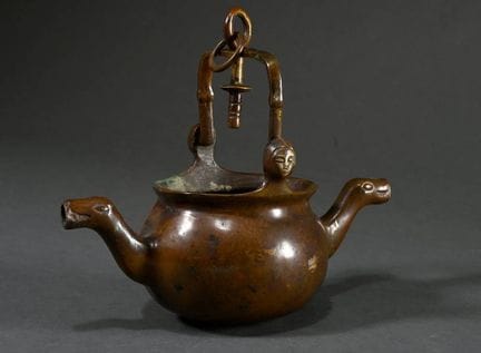 Lavabo antique en bronze en forme de chaudron, ave