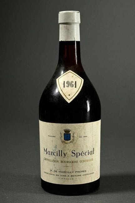Botella de vino tinto «1961 Marcilly Special», Den