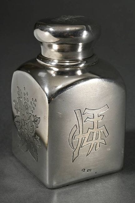 Boîte à thé russe ornée de fleurs et de caractères