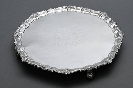 Grande vassoio di Giorgio II con bordo a rocaille 