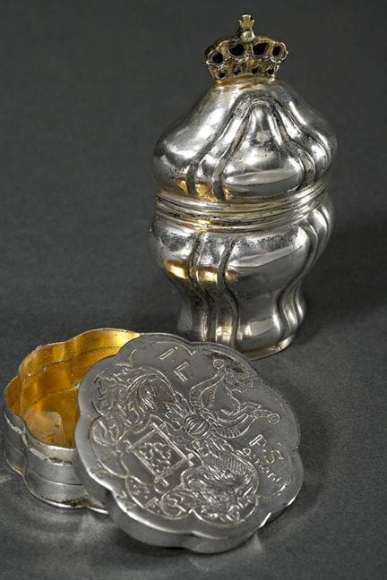 2 Pièces diverses, objets d'art : pomander bombé e
