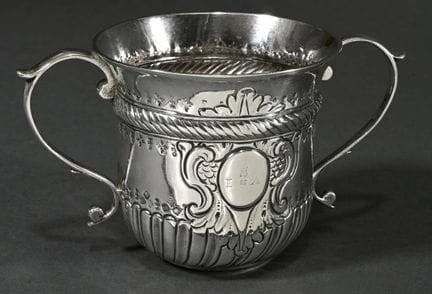 George II, tazza con doppio manico, corpo sbalzato