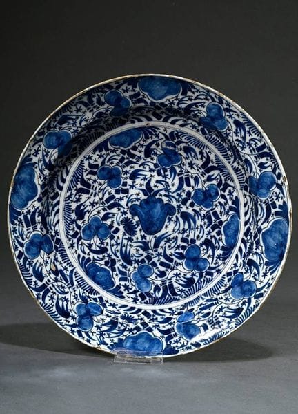 Grande piatto di Delft con decorazione floreale a 