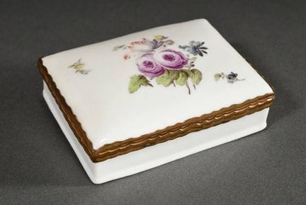 Tabatière plate en porcelaine avec monture dorée e