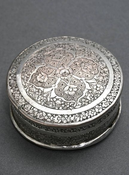 Boîte ottomane ronde à couvercle, ornée d'un décor