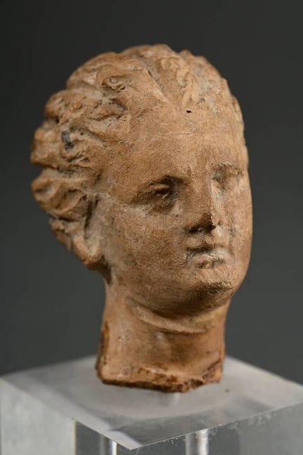 Figurine en terre cuite de la Grèce antique « Tête